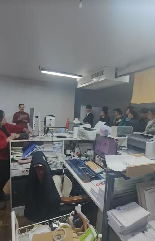 上午9时许,师生一行抵达公司,烟台晓鹏财务咨询负责人热情
